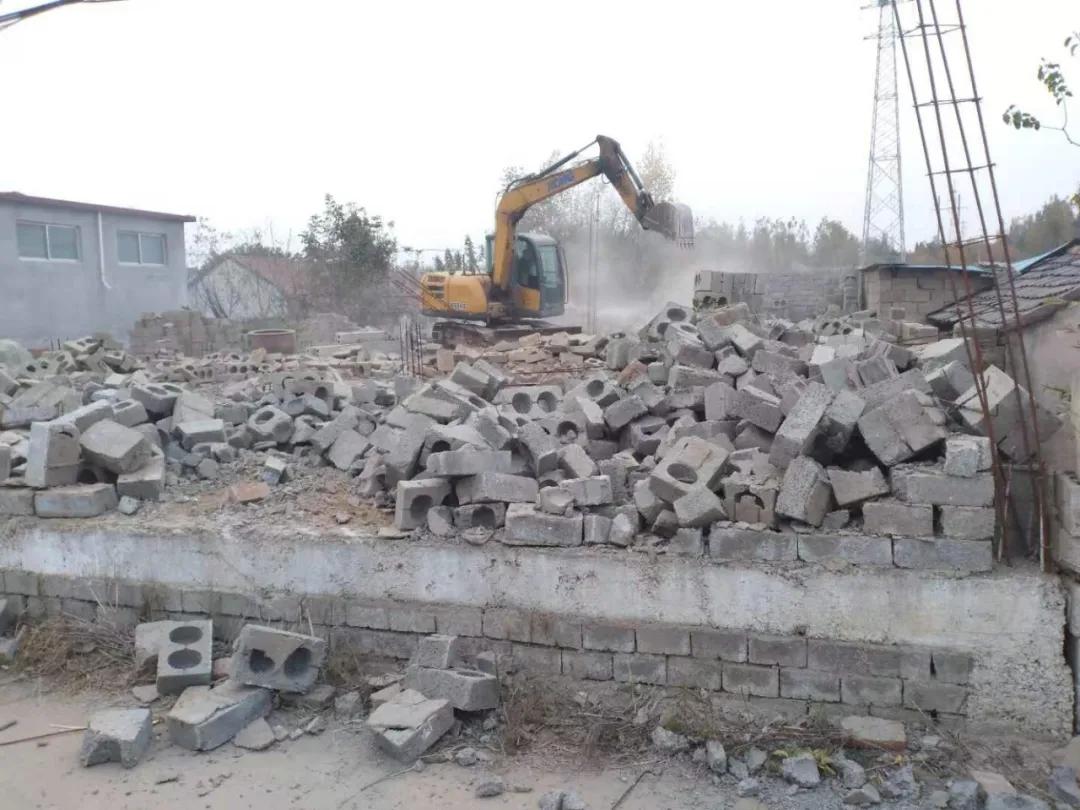 临沂又一批违法建设被依法拆除,挖掘机都用上了