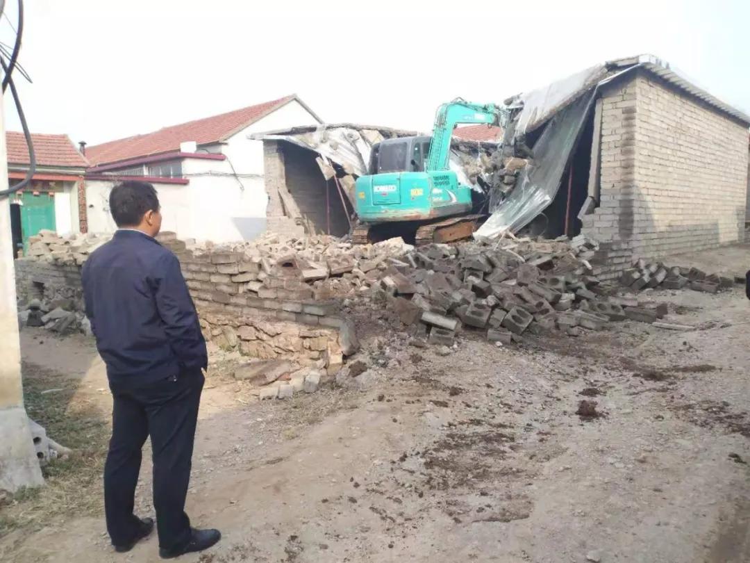 临沂又一批违法建设被依法拆除,挖掘机都用上了