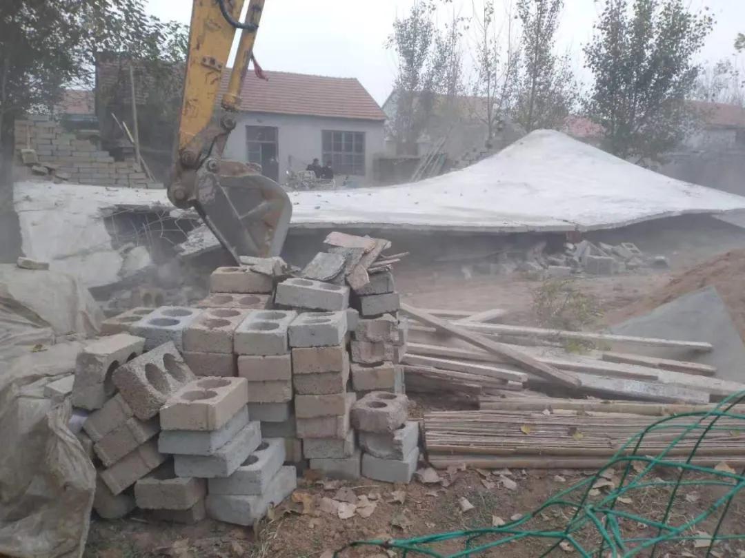 临沂又一批违法建设被依法拆除,挖掘机都用上了