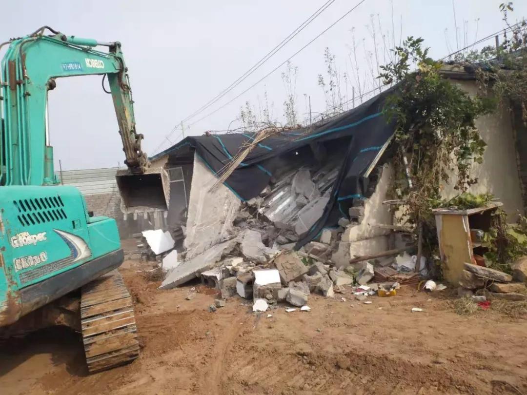临沂又一批违法建设被依法拆除,挖掘机都用上了
