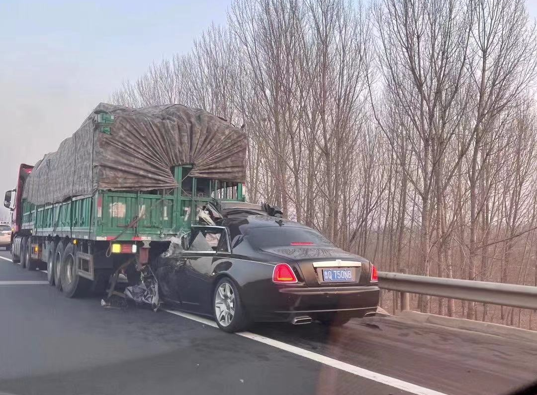 临沂一辆接亲的劳斯莱斯追尾大货车 司机当场死亡