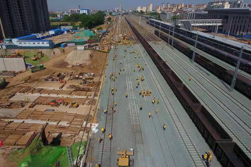 下穿兖石铁路立交桥顶进完成，临沂市沂蒙路南北贯通