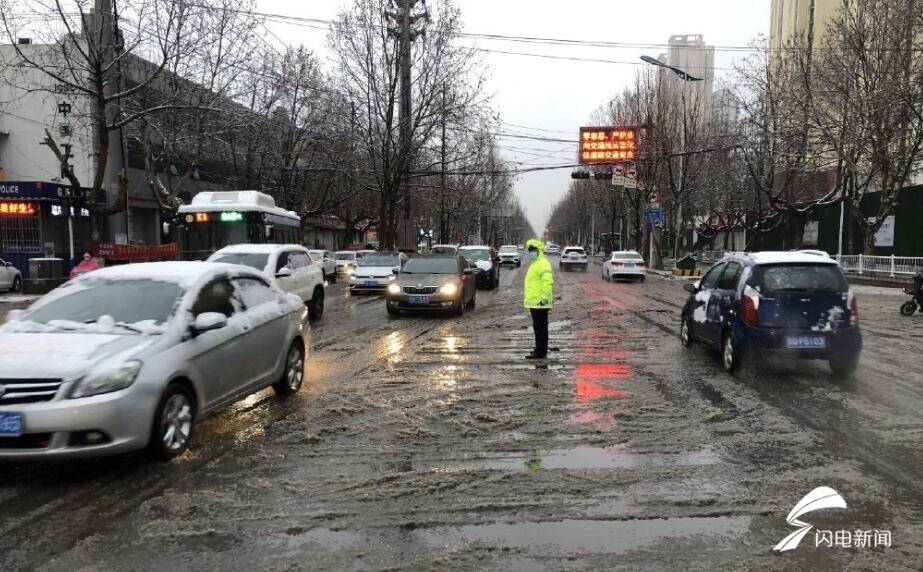 雨雪天气来袭！临沂交警提醒市民积雪路段请减慢车速