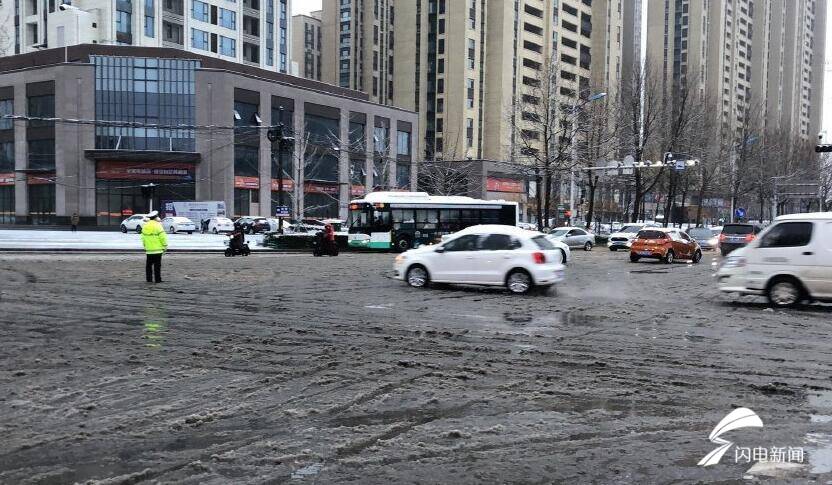 雨雪天气来袭！临沂交警提醒市民积雪路段请减慢车速