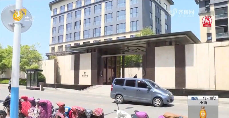临沂一小区新房即将交付 业主发现顶楼被“开洞”