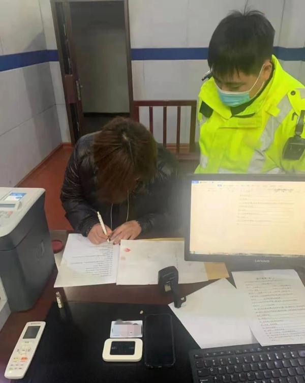 当场抓获！临沂一女子考科目一，竟用“高科技”作弊...