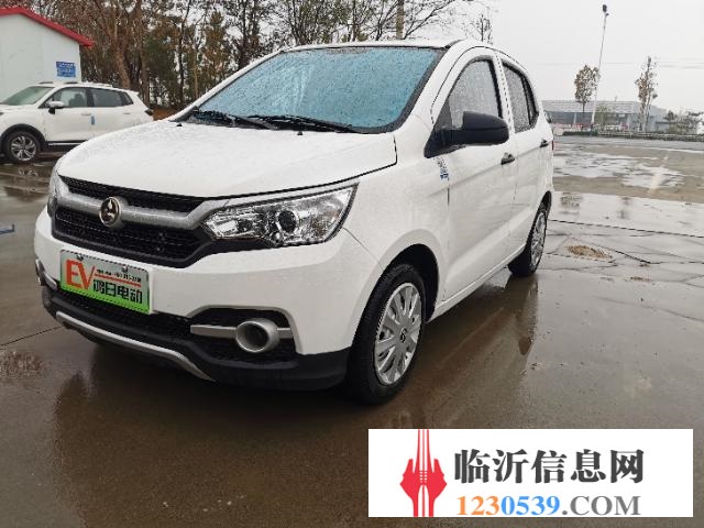极品鸿日电动轿车，