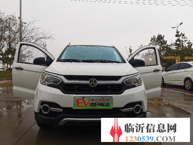 极品鸿日电动轿车，