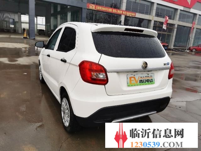 极品鸿日电动轿车，
