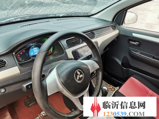 极品鸿日电动轿车，