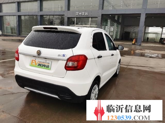 极品鸿日电动轿车，