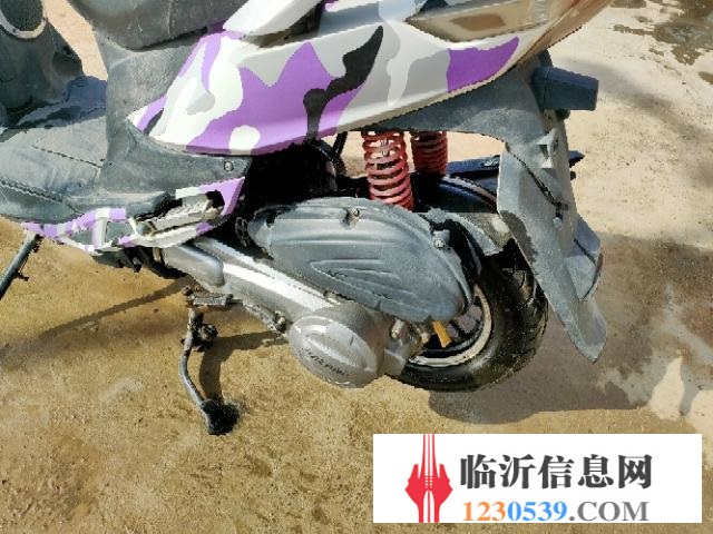 踏板摩托车