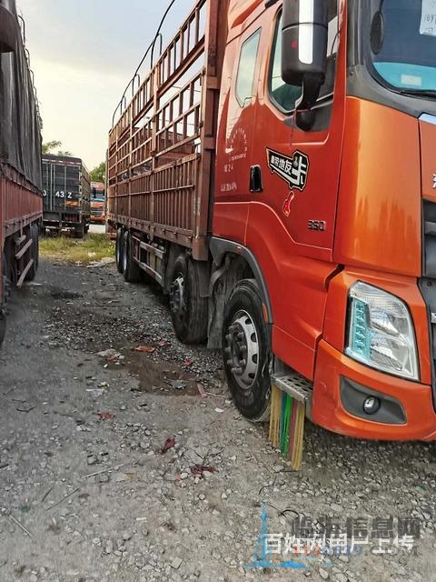 三年半的乘龙H7前四后八9米6 高栏货车 国5