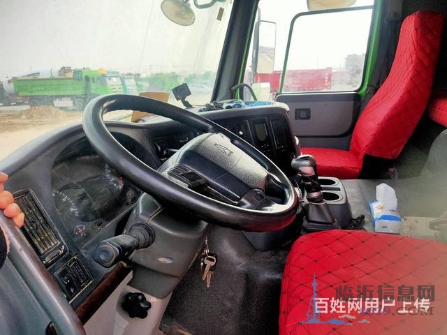 出售18年二手豪沃渣土车 后八轮 5.6米U型大箱