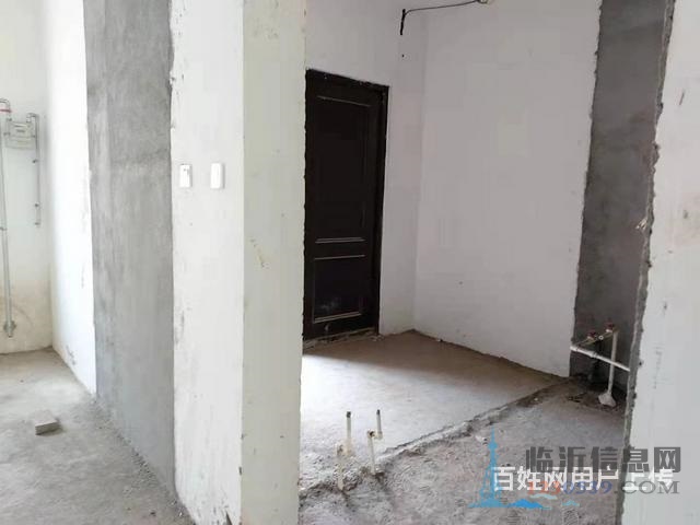英伦花园别墅 大院子 毛坯 车库可停4辆车  1100万证过