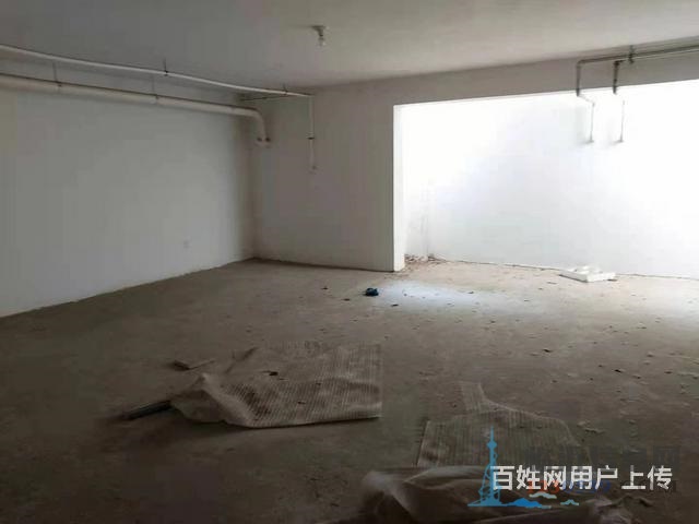 英伦花园别墅 大院子 毛坯 车库可停4辆车  1100万证过