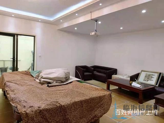 世纪新筑别墅 共三层 精装基本未住 带院子  房子真好呀