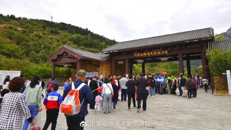 临沂一景区游客坠亡：因翻护栏捡手机
