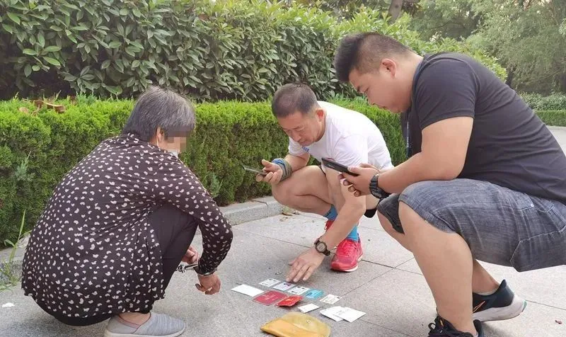 被抓现行!早市女扒手落网