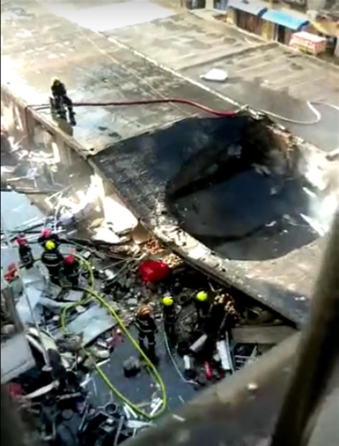 山东临沂一平房煤气罐爆炸击穿屋顶，无人员伤亡