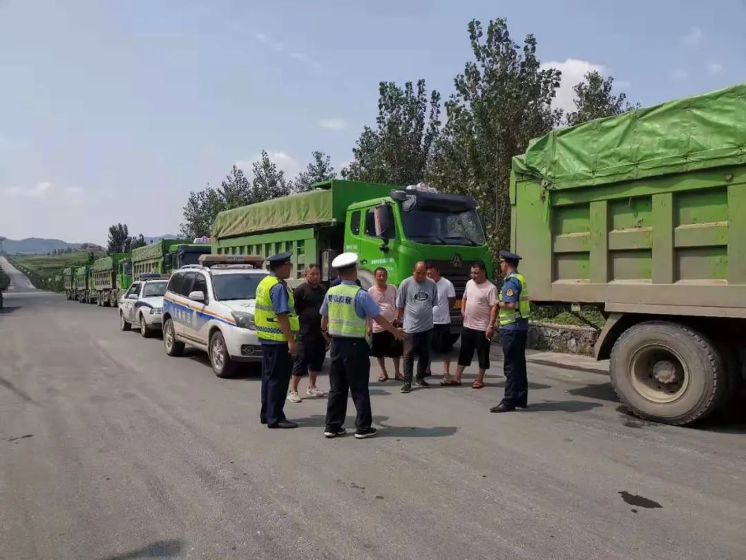 群众举报！临沂公安交警查扣9辆超载货车