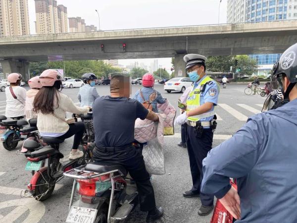 还不戴头盔？临沂公安交警“递进式智慧劝导”，多人已“尝鲜”