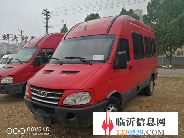 低转依维柯宝迪加长中型10座客车