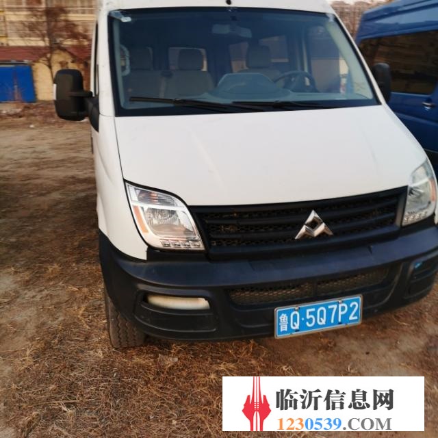 急转多辆商务大面包车