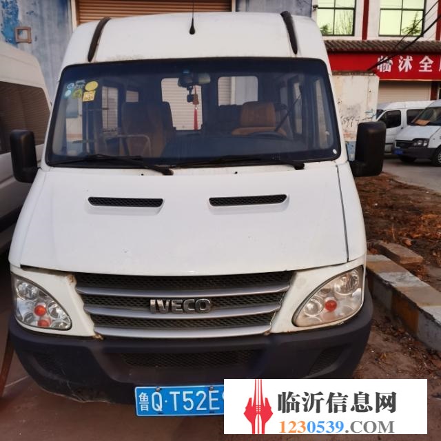 急转多辆商务大面包车