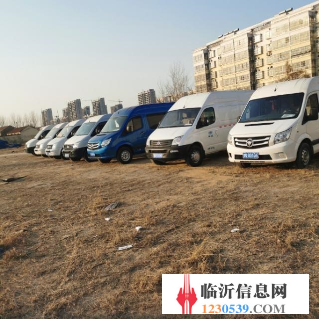 急转多辆商务大面包车