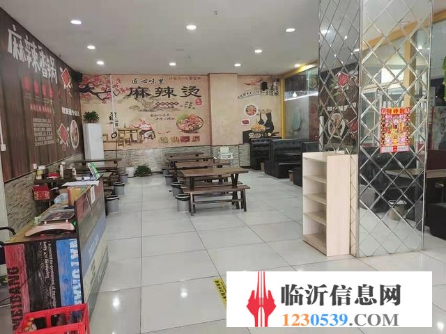 平邑地方镇中心街 经营中的麻辣烫