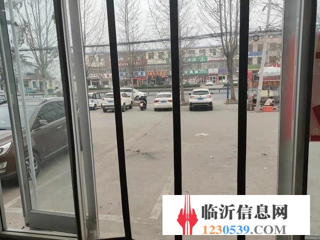 平邑地方镇中心街 经营中的麻辣烫