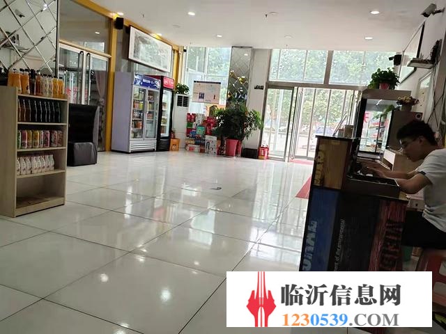 平邑地方镇中心街 经营中的麻辣烫