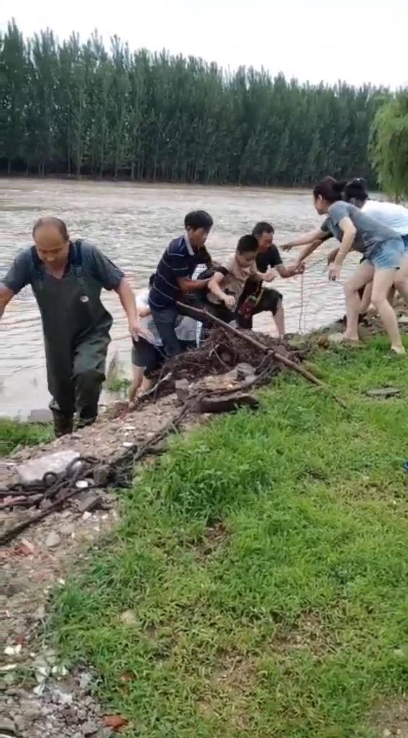 “就算我被冲走也值了！”临沂70岁老人急流中救下落水男孩