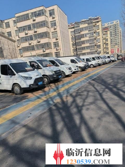 急转多台大面包车
