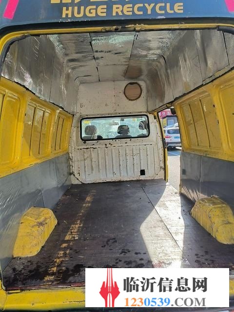急转多台大面包车